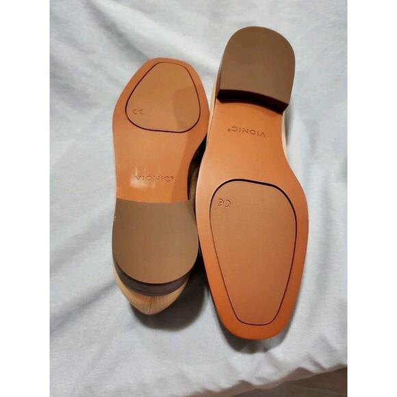 Vionic Women's Gold Loafers - Size 6.5 BD-118-2002 - New Never Worn - Picture 4 of 6